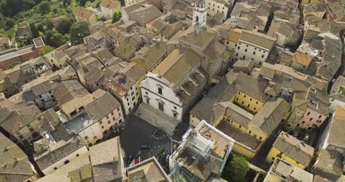 Luftaufnahme der mittelalterlichen Stadt mit Steingebäuden, Italien.