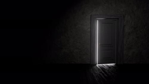 Ouverture de la porte, révélant une lumière vive dans une pièce sombre