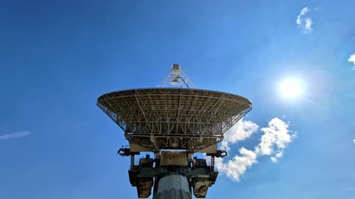 Vue à angle bas du télescope RT-32 par une belle journée ensoleillée à Irbene, en Lettonie.