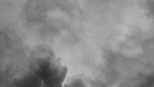 Gewitter und dunkle Wolken im dunklen Himmel 4k Hintergrund