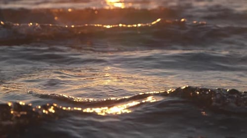 las olas ondean durante la puesta de sol