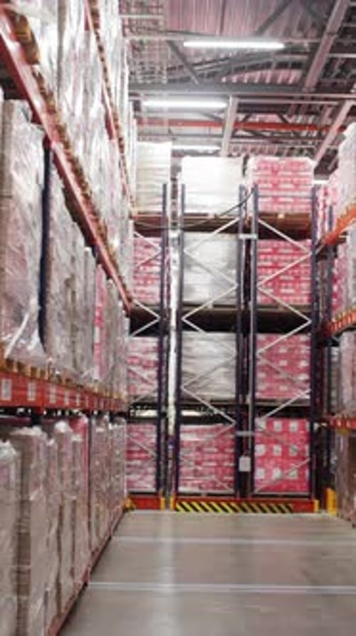 Couloir de stockage avec des boîtes emballées sans fin de marchandises Concept créatif de ventes mondiales