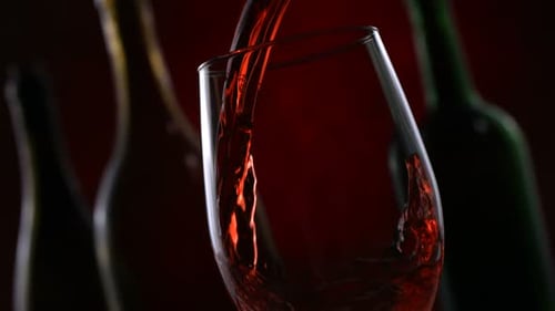 Verter vino tinto,