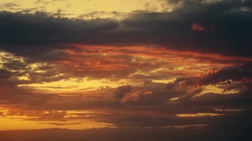 Roter Himmel fließt bei Sonnenuntergang