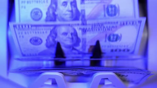 Máquina contadora para billetes de papel en dólares estadounidenses. Mecanismo automático para las operaciones financieras bancarias.