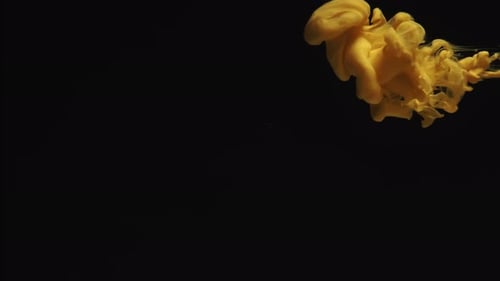 L'encre jaune apparaît sur fond noir