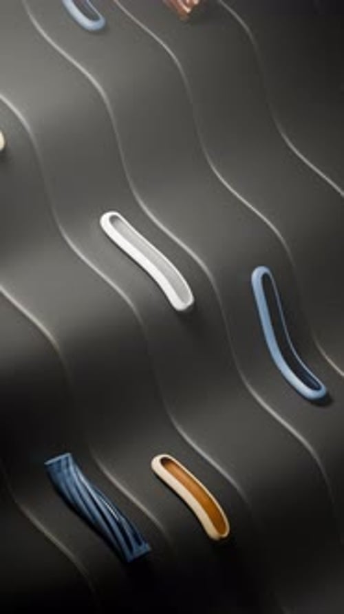 Animation 3D en boucle d'éléments en verre et en plastique se déplaçant sur une surface métallique ondulée