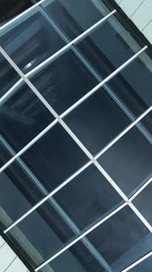 Vídeo vertical: construcción: la futura vista aérea de un proyecto de construcción de gran altura