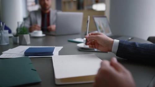 Büroleiter bespricht Geschäftspartner und unbekannter Geschäftsmann beim Schreiben eines Dokuments