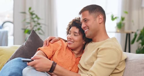 Vidéo, amour et divertissement avec un couple regardant la télévision sur un canapé dans le salon de leur maison