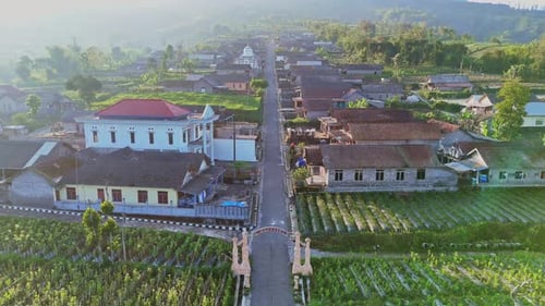 Schöne Aussicht auf das Dorf Indonesien mit Berg im Hintergrund