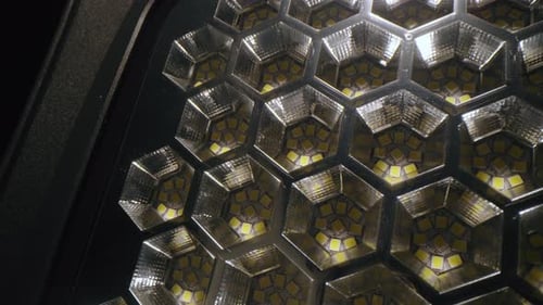 Sechseckmuster auf der Oberfläche eines leistungsstarken Lichtflecks im Studio