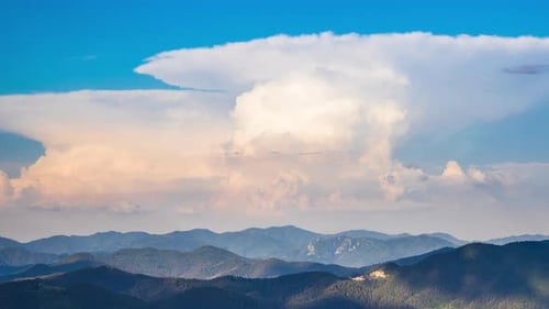 Des nuages dangereux se dispersent dans le ciel à la suite d'une explosion dans les profondeurs des Rhodopes avec