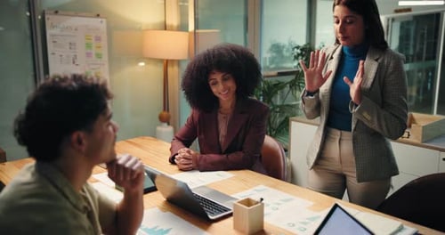 Collaboration, finances et ordinateur portable avec des hommes d'affaires au bureau la nuit pour la bourse