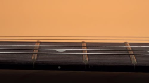 Sechssaitige E-Gitarre. Die Kamera bewegt sich im Rhythmus der Gitarre.