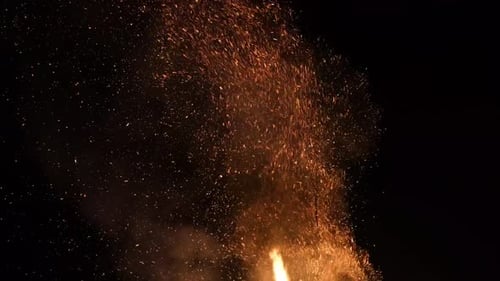 Funken bei einem Waldbrand.