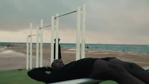 Ein Mann macht Bauchmuskeln im Freien, Bauchübungen