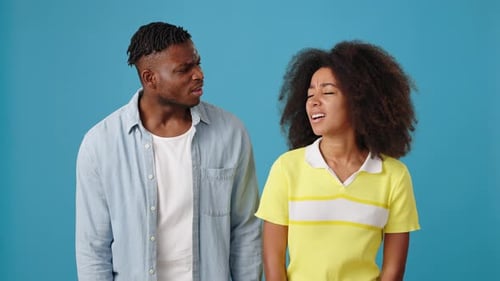 Una joven pareja afroamericana siente una fuerte vergüenza en el azul