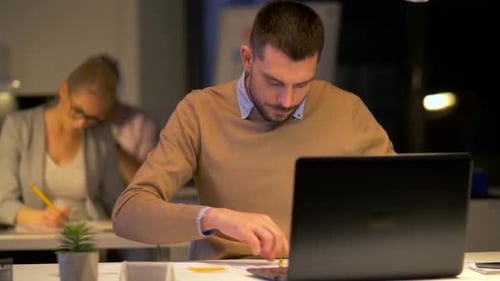Conceito de negócios, excesso de trabalho e prazo - trabalhador de escritório masculino com laptop e