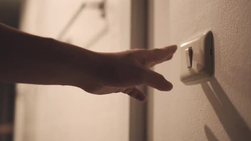 Feche a mão e desligue a luz elétrica