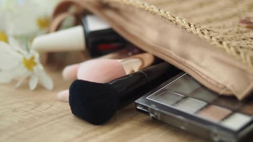 Lo esencial de maquillaje en una elegante bolsa para uso diario