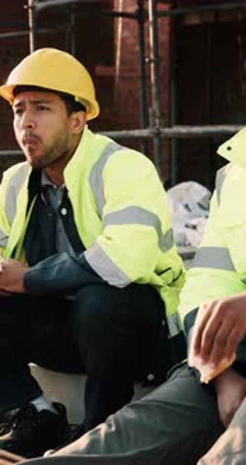 Construcción, comida y hombres con almuerzo en el lugar para descansar, relajarse y conversar en el edificio