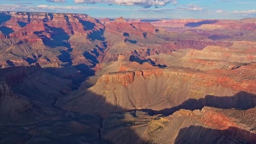 Vastas montanhas vermelhas de arenito geológico do Parque Nacional do Grand Canyon, no Arizona, Estados Unidos. Aer