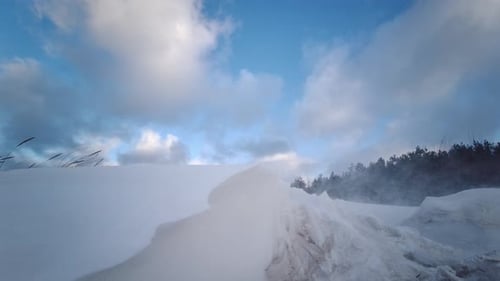 Nahaufnahme von Blizzard am Strand während eines Wintersturms. Schnee wird im Winter von den Stranddünen weggeweht