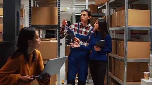 Team von Depot-Mitarbeitern, die im Lager arbeiten