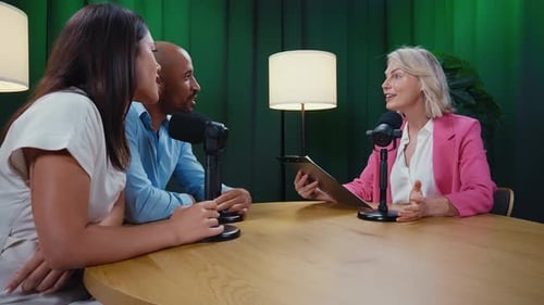 Professionelle Podcaster nehmen Interview auf