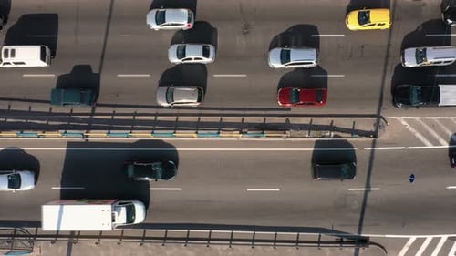 Luftaufnahme vieler Autos auf einer Autobahnstraße