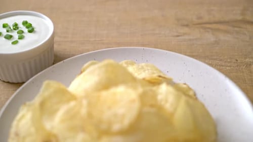 potato chips with sour cream dipping sauce