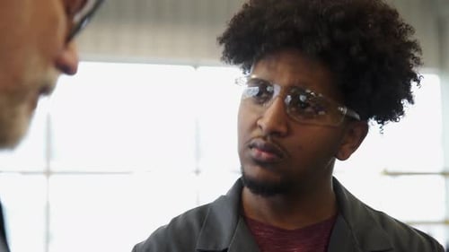 Vidéo de travailleurs d'un atelier d'usinage parlant des années 2024