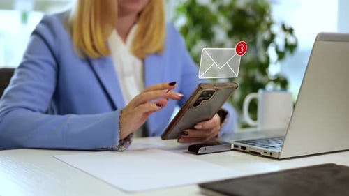Millennial-Geschäftsfrau benutzt ihr Telefon in einem Büro und empfängt Nachrichten mit animierten Grafiken