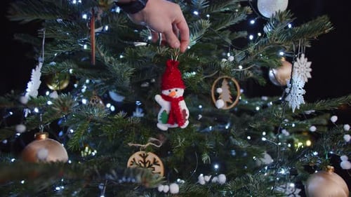 Schneemann-Dekoration zum Aufhängen am grünen Weihnachtsbaum, dunkel