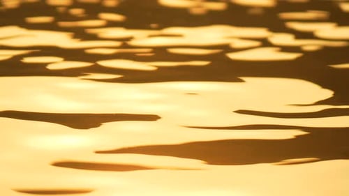 Mer abstraite, été, océan, coucher de soleil, nature, petites vagues sur la surface de l'eau dorée en mouvement