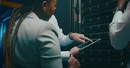 Pessoas, programação de tablets e espaço de servidores para planejamento, software ou codificação para computação em nuvem