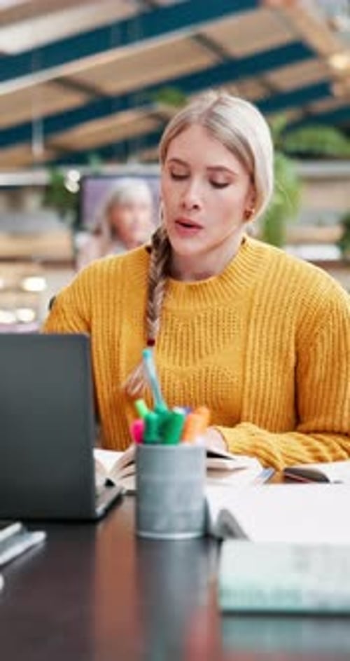 Femme, lecture et discussion avec apprentissage pour la collaboration des étudiants, préparation aux examens