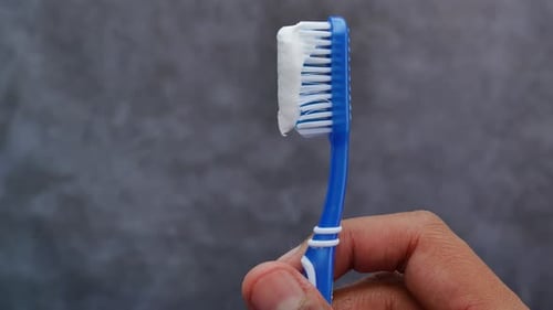 Handzahnbürste mit Paste