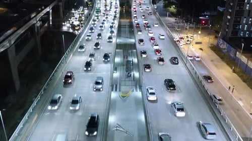 Vista aérea da ponte Estaiada e do trânsito, à noite, São Paulo, Brasil