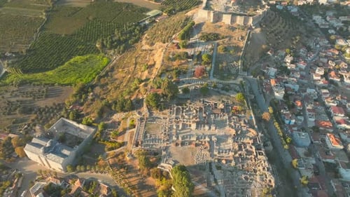 Drone aérien survolant l'ancienne ville historique, les ruines de la citadelle d'Ayasuluk à Selçuk, en Turquie, la basilique de