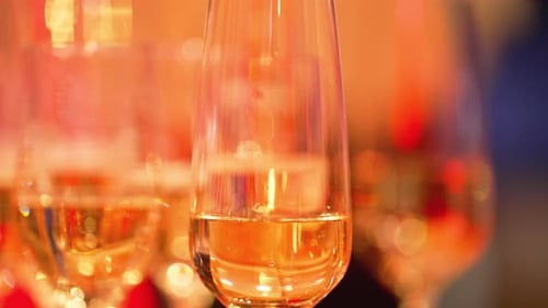Copas de vino espumoso a la vista de cerca.
