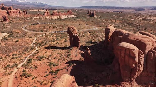 Vue aérienne du parc national des Arches, mettant en valeur ses magnifiques formations naturelles.