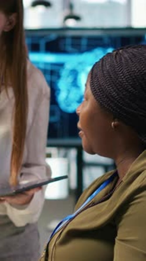 Vertical Video Manager enseña a un joven técnico cómo desarrollar software utilizando IA