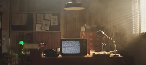Un téléviseur vintage dans une atmosphère rétro