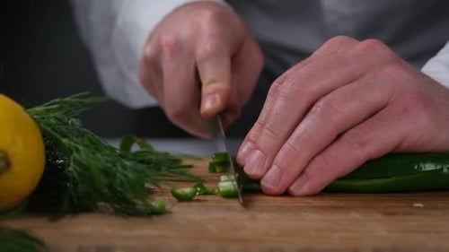 Chili-Pfeffer schneiden
