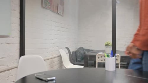 Hombre afroamericano viene al espacio de trabajo para una reunión