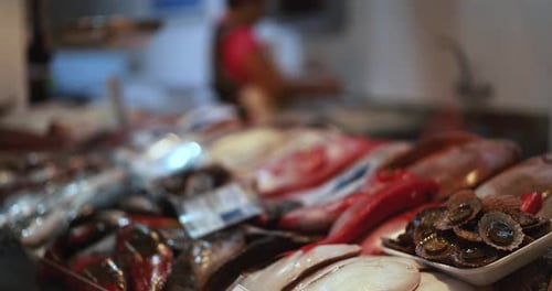Fischhändler bereitet fachmännisch frischen Atlantikfisch für Kunden auf dem lokalen Markt zu