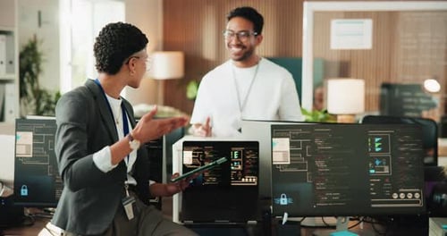 Glücklich, Geschäftsleute oder High-Five mit Technologie für Programmierung, gute Nachrichten oder App-Erfolg