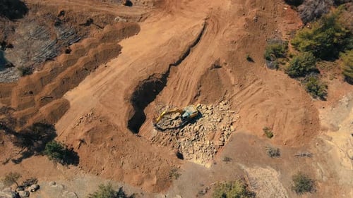 Drohnenaufnahmen beim Ausgraben im Feld